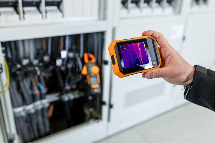 Testo 862-2 ile elektrik panosunda aşırı ısınma kontrolü